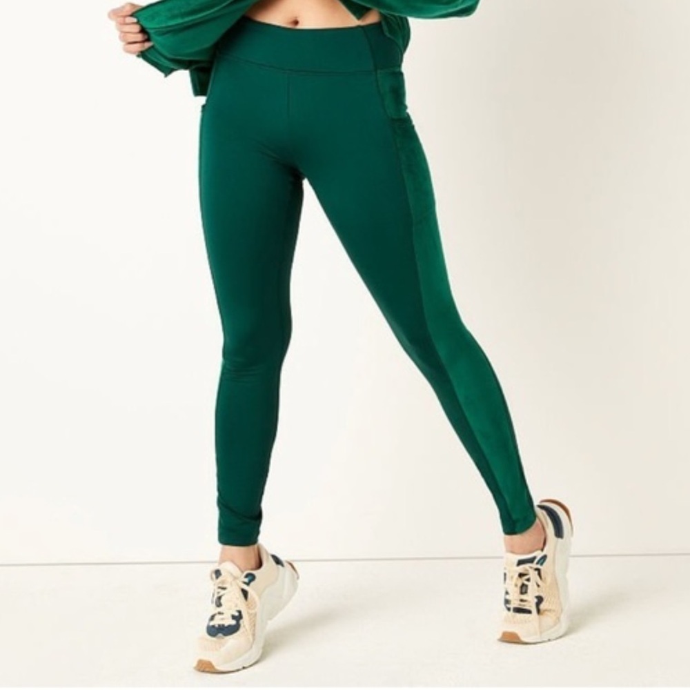 PINK Active Varsity High-Waist Winter Leggings – NWT